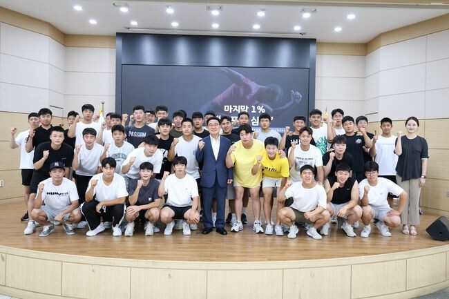 문헌일 구로구청장(사진 가운데)이 7월 25일 구로구청 강당에서 열린 우신고 야구부 멘탈코칭 교육 종료 후 참가자들과 기념촬영을 하고 있다.