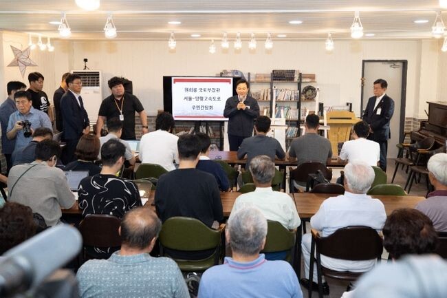 원희룡 국토교통부 장관은 7월 27일 오전 10시, 서울양평고속도로 사업의 노선안 종점부인 양평군을 찾아 현장 간담회를 갖고 있다.&nbsp;