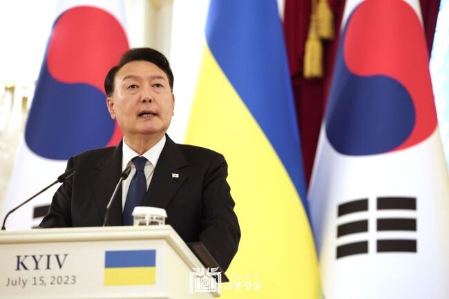 윤석열 대통령이 지난 15일 볼로디미르 젤렌스키 우크라이나 대통령과 한-우크라이나 공동언론발표를 하고 있다. (사진=대통령실 제공)&nbsp;