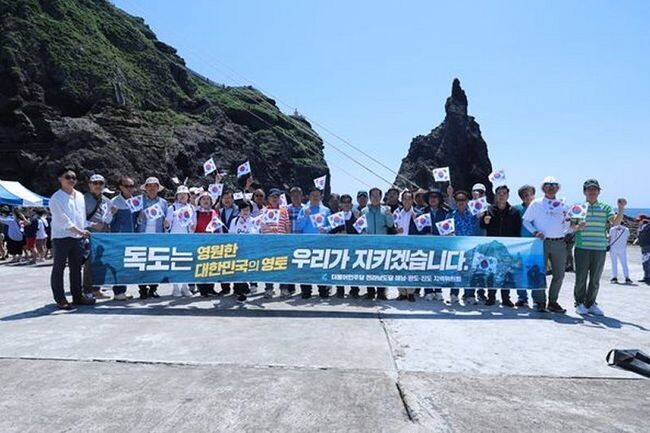 민주당 해남&middot;완도&middot;진도 지역위원회는 27일, 독도를 찾아 민주당 소속 기초&middot;광역의원과 당원 등 약 30여 명이 참석한 가운데 일본의 후쿠시마 원전 오염수 투기 저지 규탄대회를 개최했다.