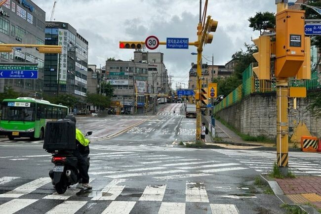행정안전부는 3일(목) 오후 2시, 지자체 어린이 보호구역 담당 공무원을 대상으로 '어린이 보호구역 교통안전 개선대책' 온라인 설명회를 개최한다고 밝혔다.