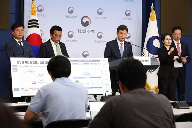 한창섭 행정안전부 차관이 3일 오후 서울시 종로구 세종대로 정부서울청사 별관 브리핑실에서 '지방보조금 관리 강화 방안 브리핑'을 하고 있다.