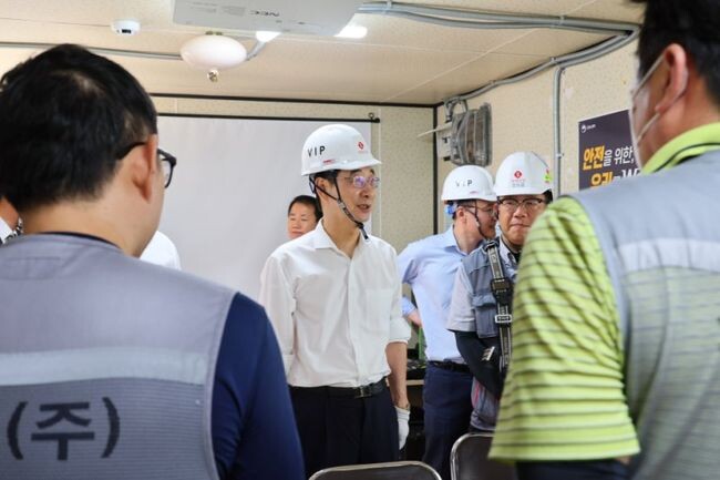 한덕수 총리가 3일 서울 창동역 현대화사업 공사 현장을 방문해 폭염 대처 상황을 점검하고 있다.&nbsp;