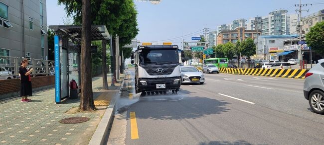 살수차가 도로 살수작업을 진행하고 있다.&nbsp;
