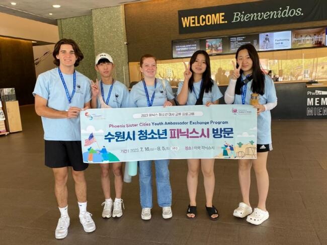 수원시 고등학생들이 피닉스시를 방문해 피닉스시 고등학생들과 기념사진을 촬영하고 있다