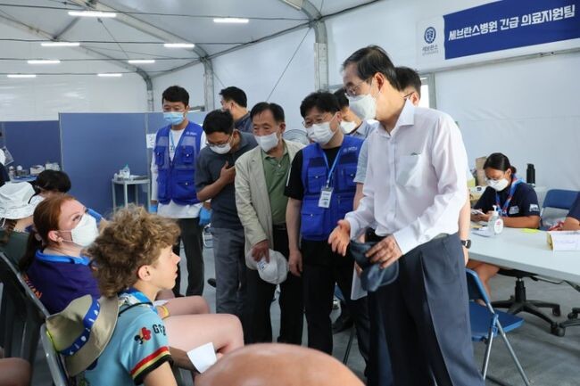 한덕수 국무총리가 6일 전북 부안군에서 열리는 2023 새만금 세계스카우트잼버리 대회장을 방문해 상황을 점검하고 있다.&nbsp;