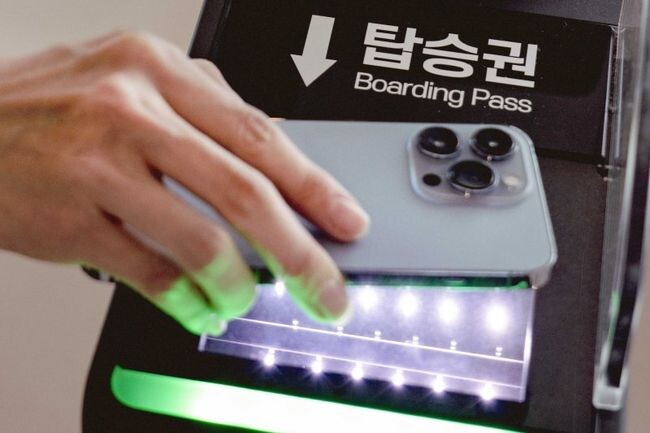 PASS스마트항공권 서비스 이용 (사진=한국공항공사 제공)