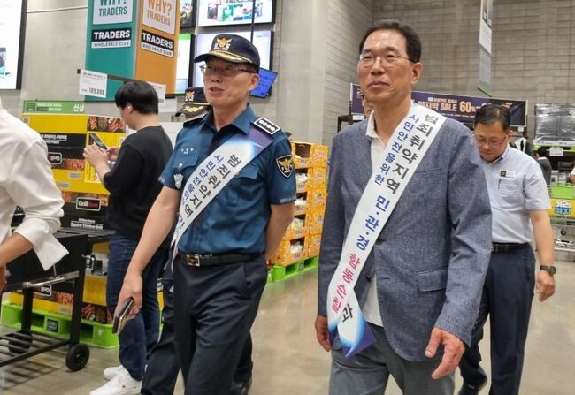 6일 저녁, 김주영 의원이 박종환 김포경찰서장과 김포경찰서 자율방범 기동순찰대, 풍무생활안전협의회, 김계순&middot;김기남 시의원 등 30여명과 함께 풍무동 일대 합동 순찰을 진행했다.