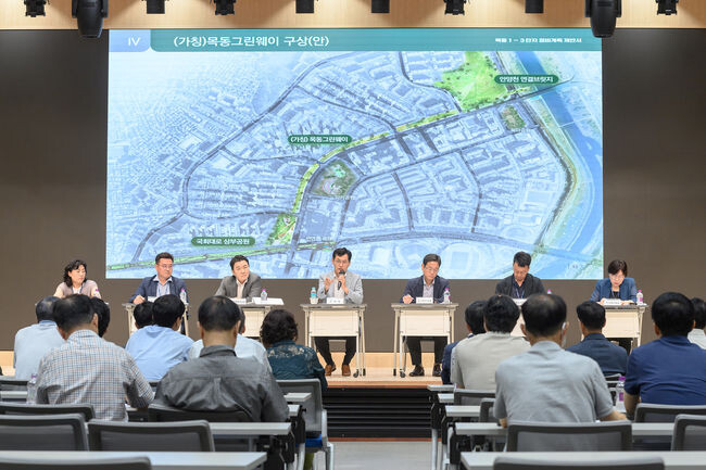 주민설명회에서 질의응답 후 주민에게 관련 내용을 설명 중인 이기재 양천구청장