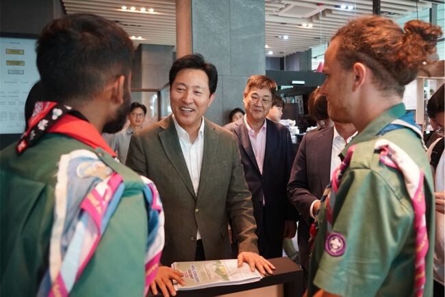 오세훈 시장이 8일 성균관대 글로벌센터에 머무르고 있는 잼버리 참가 대원들을 만나 시가 마련한 문화체험 프로그램을 소개하고 있다.