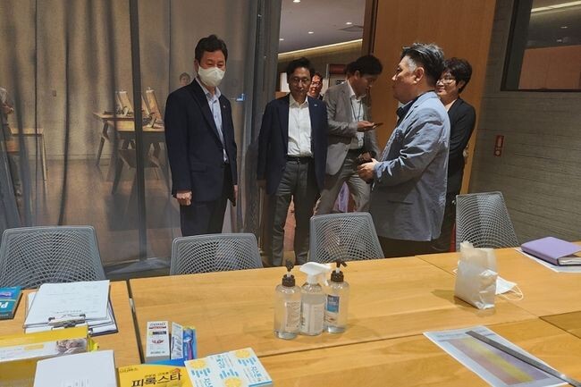 한창섭 행정안전부 차관이 8일 오후 세계스카우트잼버리 참가 대원들의 비상대피 체류숙소로 사용 할 경기 고양시의 한 숙소를 찿아 식당 및 의료지원시설 등 점검하고 있다.&nbsp;