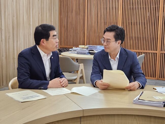 더불어민주당 양기대 국회의원(경기광명을)은 8일 경기도청에서 김동연 경기도지사와 만나 광명시의 주요 현안을 설명하고 경기도의 적극적인 협력을 요청했다고 9일 밝혔다.