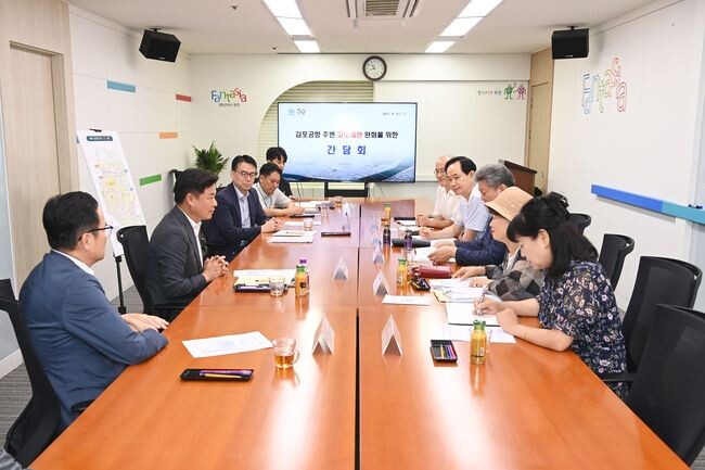 &lsquo;부천시 김포공항 고도제한 완화 추진위원회&rsquo;와 간담회를 열고 공항주변 고도제한 완화에 대해 논의하고 있다
