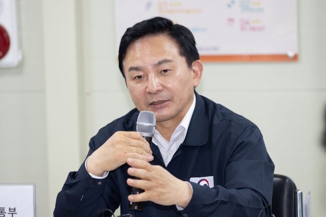 원희룡 국토교통부 장관이 9일 오후 경기도 화성 비봉의 LH 임대주택 현장을 찾아 공공감리제도 개선을 위한 간담회를 갖고, 현장의 안전실태를 직접 점검했다.&nbsp;