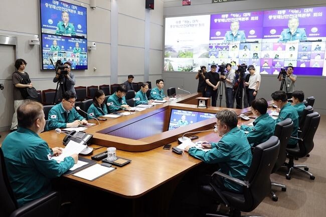 이상민 행정안전부 장관이 10일 오전 서울시 종로구 정부서울청사 서울상황센터에서 태풍「카눈」대처 중앙재난안전대책본부 회의를 주재하고 있다.&nbsp;