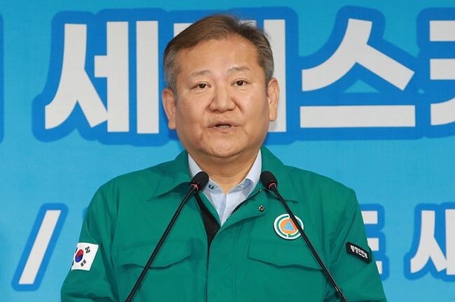 이상민 행정안전부 장관은 10일 낮 12시, 상암경기장에서 열릴 예정인 잼버리 K-pop 콘서트 행사장에 대한 현장점검을 실시했다. 사진은 지난 9일 오후 서울 중구 한국프레스센터 브리핑룸에서 태풍 카눈 북상에 따른 비상대피 현황 브리핑을 하고 있는 이상민 장관.&nbsp;