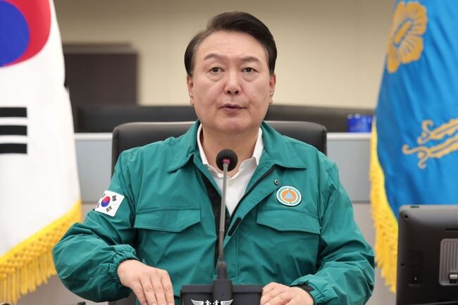 지난 8일 윤석열 대통령이 제6호 태풍 '카눈' 대처 긴급 점검회의를 주재하고 있다. (대통령실 제공)&nbsp;