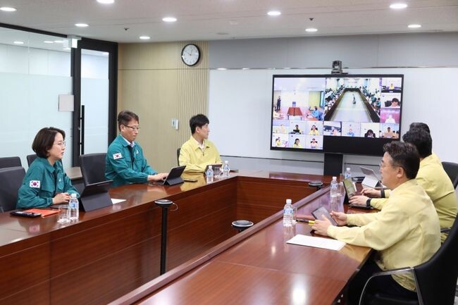 이영 중소벤처기업부 장관(왼쪽에서 첫 번째)이 11일 서울 여의도 중소기업기술정보진흥원에서 제6호 태풍 카눈에 따른 중소기업&middot;소상공인 피해상황 점검 회의를 하고 있다.&nbsp;