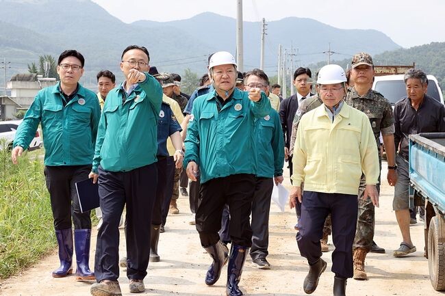 이상민 행정안전부 장관이 13일 오전 대구광역시 군위군 효령면 태풍 '카눈' 피해지역 현장을 찾아 복구상황 등을 점검하고 있다.&nbsp;