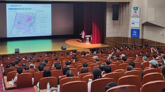 부천시는 지난 11일 부천시청 어울마당에서 부천 대장 도시첨단산업단지 조성과 관련해 지역 주민들을 대상으로 설명회를 개최했다.