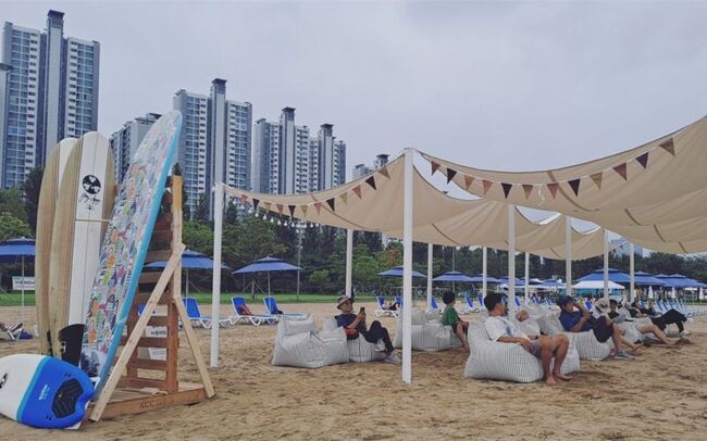 한강의 모래사장이 열대야로 잠 못 이루는 밤 시원한 강바람 맞으며 더위를 식히고, 아름다운 경치도 조망하며 쉬었다 갈 수 있는 ‘해변쉼터’로 변신했다. 현장사진 (잠실 모래사장 해변쉼터)