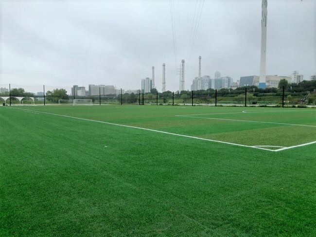 인조잔디가 조성된 양평누리체육공원 축구장