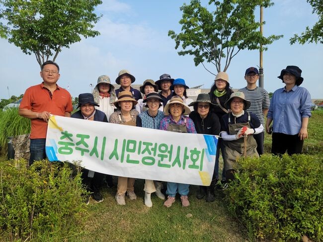 충주시 시민정원사회는 16일 탄금공원 외곽을 둘러싼 녹색쌈지 숲을 깔끔하게 단장했다.