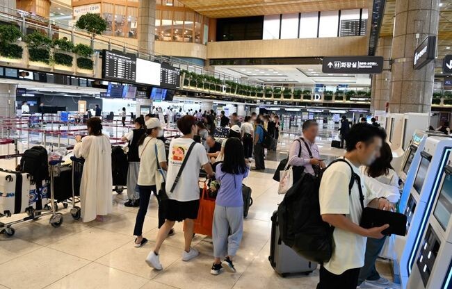 여객들로 붐비는 김포공항 국제선 터미널 전경