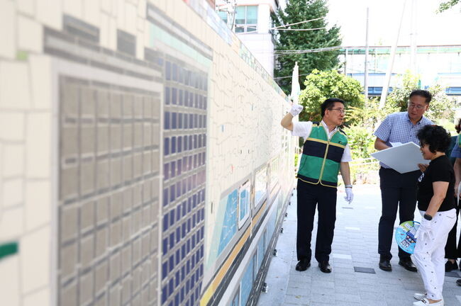 문헌일 구청장이 대림역 주변의 보도확장 구간을 둘러보고 있다.