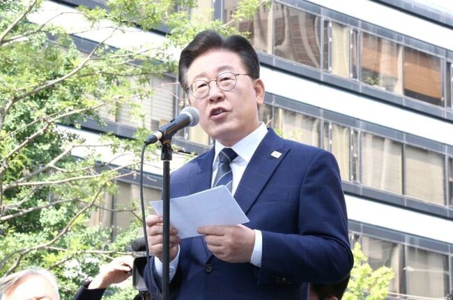 이재명 더불어민주당 대표가 백현동 특혜 개발 의혹과 관련해 17일 오전 서울중앙지검에 출석하면서 준비한 입장문을 읽고 있다.&nbsp;
