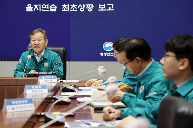 이상민 행정안전부 장관이 21일 오전 서울시 종로구 정부서울청사 서울상황센터에서 2023년 을지연습 최초상황보고회의를 주재하고 있다.&nbsp;
