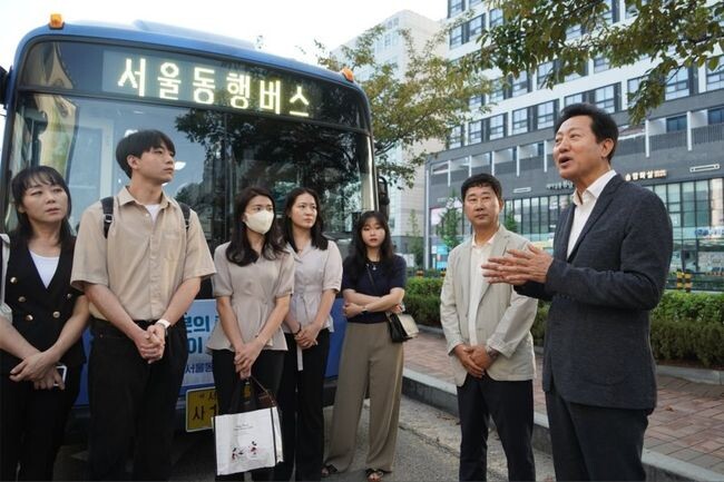 오세훈 서울시장이 지난 17일(목) 오전 김포시 풍무동에서 출발하는 서울동행버스 02번 시승에 앞서 시민들에게 서울동행버스의 취지에 대해 설명하고 있다.