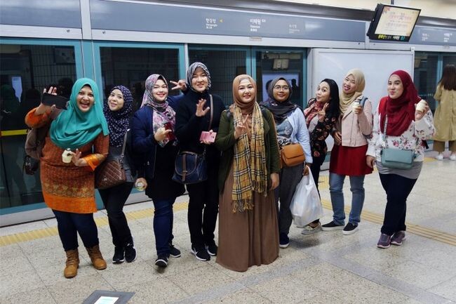 서울교통공사(이하 &lsquo;공사&rsquo;)는 외국 관광객들이 서울여행을 가볍고 편리하게 할 수 있도록 1&middot;3일 지하철 단기이용권, 외국어 양방향 대화 시스템, 캐리어 보관&middot;배송 서비스를 선보일 예정이라고 밝혔다.&nbsp;