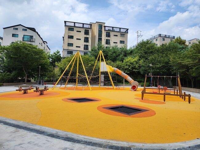 용인특례시가 정비공사를 마친 새둥지어린이공원.