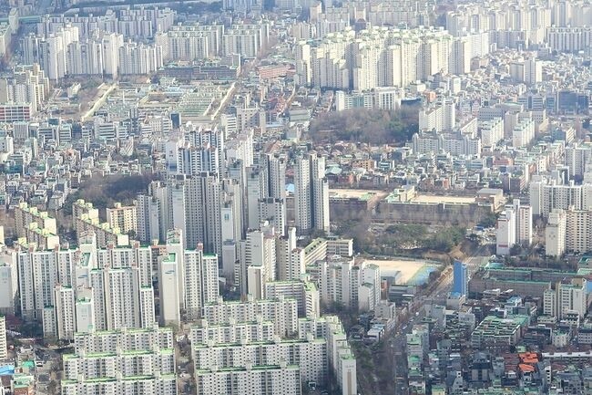 국토교통부는 '부동산 거래신고 등에 관한 법률'(이하 &lsquo;거래신고법&rsquo;) 시행령･시행규칙 개정안이 8월 22일 공포･시행된다고 밝혔다.