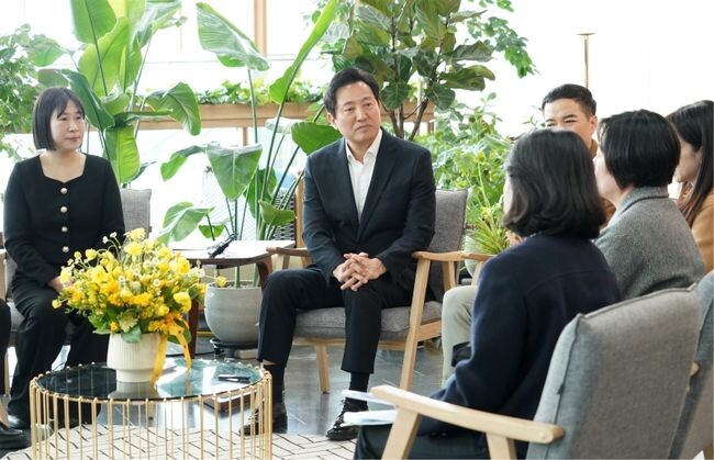 난임시술 성공 부부 등 난임 당사자, 난임 치료 전문가 등과 대화를 나누는 오세훈 시장