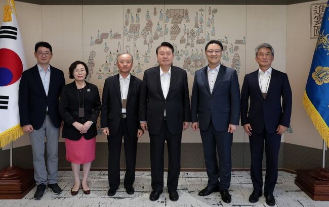 윤석열 대통령은 8월24일 오후 대통령실에서 법학전문대학원협의회 이상경 이사장(서울시립대 법학전문대학원 원장), 호문혁 초대 이사장(서울대 법학전문대학원 명예교수), 김종보 이사(서울대 법학전문대학원 원장), 정현미 이화여대 법학전문대학원 원장과 오찬을 곁들인 간담회를 가졌다.&nbsp;