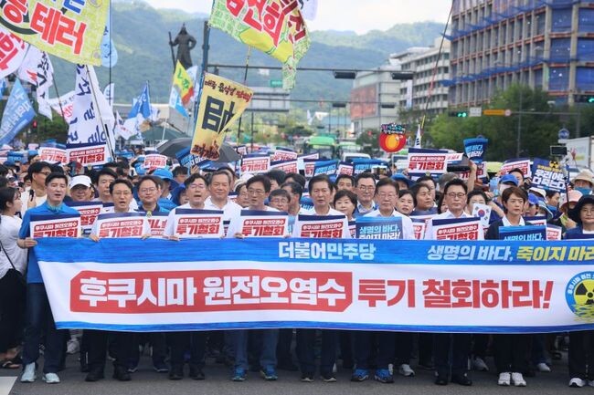 이재명 대표를 비롯한 더불어민주당 의원들이 25일 오전 서울 종로구 광화문광장에서 후쿠시마 원전 오염수 투기 중단을 촉구하며 대통령실 방향으로 행진하고 있다.&nbsp;