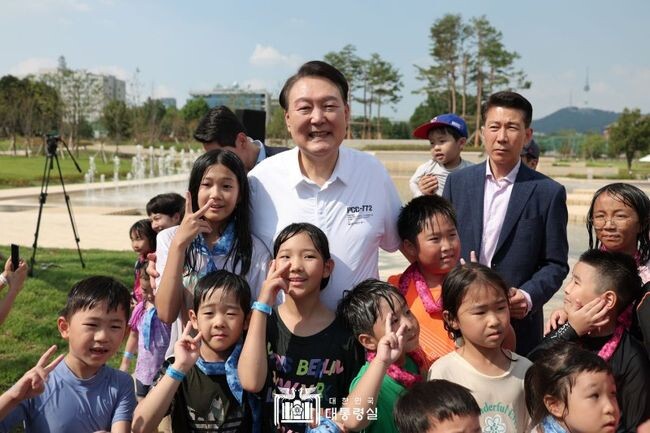 윤석열 대통령은 8월 26일 용산 분수정원 다둥이가족 초청행사에 깜짝 방문했다.&nbsp;