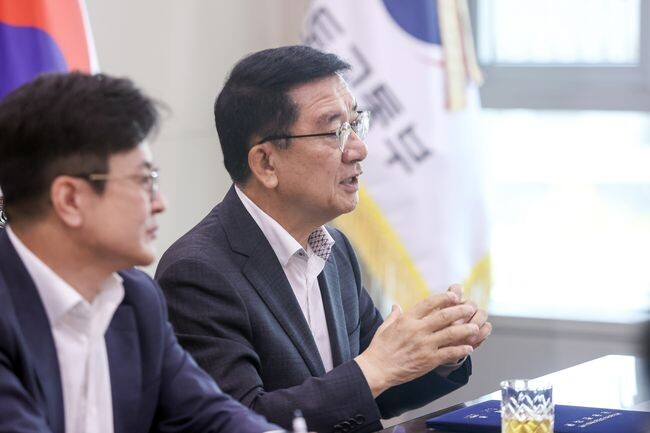 문헌일 구로구청장이 원희룡 국토교통부 장관과 면담하고 있다. 