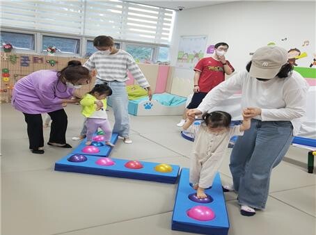 인천시가 운영하고 있는 영유아 전용 놀이공간 &lsquo;아이사랑꿈터&rsquo; 이용 사진