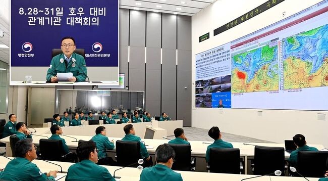 이한경 행정안전부 재난안전관리본부장이 지난 28일 정부세종청사 중앙재난안전상황실에서 '8.28&sim;31일 호우 대비 관계기관 대책회의'를 주재하고 있다.&nbsp;