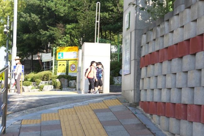 초등학교 정문&nbsp;