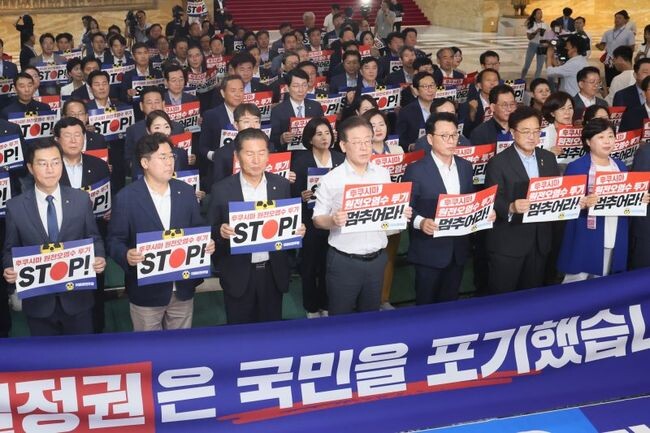 더불어민주당 이재명 대표와 박광온 원내대표 등이 31일 오후 국회 로텐더홀에서 열린 긴급 의원총회에서 구호를 외치고 있다.&nbsp;