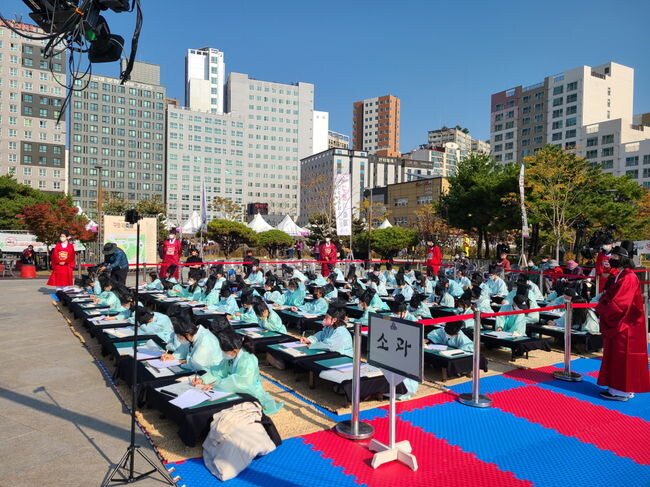 지난해 열린 책 축제의 과거 시짓기 경연대회 모습