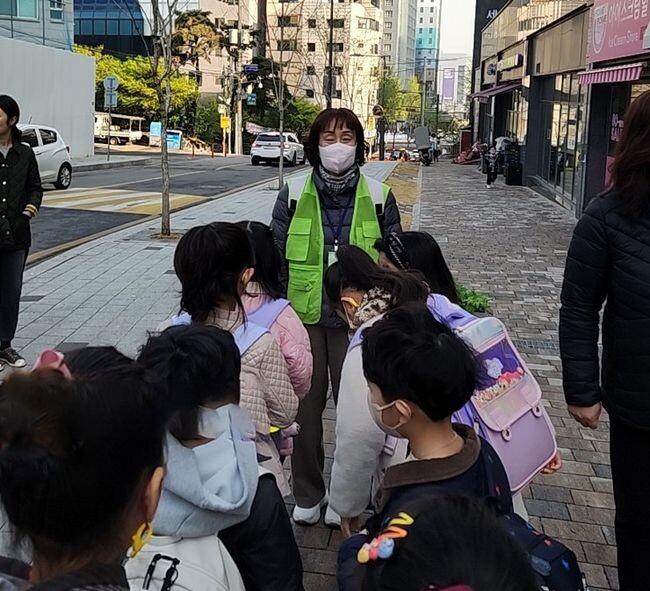 마포구는 교통안전지도사업으로 교통안전지도사가 어린이의 안전을 위해 등하교를 함께하고 있다.