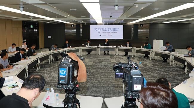 이한경 행정안전부 재난안전관리본부장이 31일 오후 정부세종청사에서 열린 국가안전시스템개편 종합대책 제11차 추진상황 점검회의에 참석해 모두 발언을 하고 있다.&nbsp;