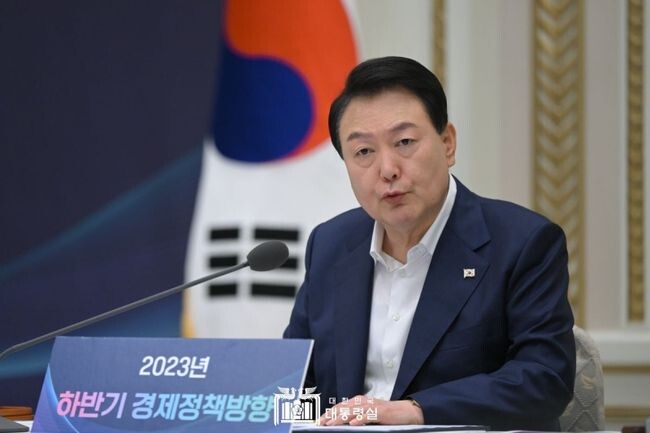 윤석열 대통령의 국정 지지율이 소폭 내렸다는 여론조사 결과가 25일 발표됐다.&nbsp;