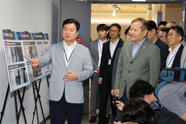 이상민 행정안전부 장관이 2일 오전 인천국제공항 제1여객터미널 인천공항세관을 방문하여 국내 마약 반입 단속 현황 등을 점검하고 있다.&nbsp;