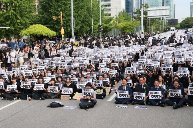 4일 오후 국회의사당 앞에서 열린 서이초 교사 49재 추모집회에서 참석자들이 구호를 외치고 있다.&nbsp;